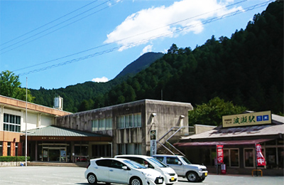 (左)飯高林業総合センター・(右)波瀬駅